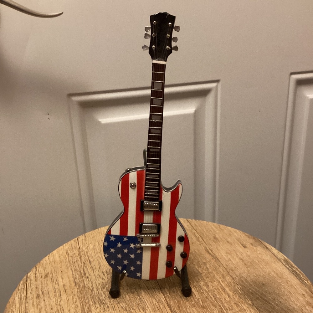 Miniature Electric Guitar Replica with Stand American Flag 🇺🇸
